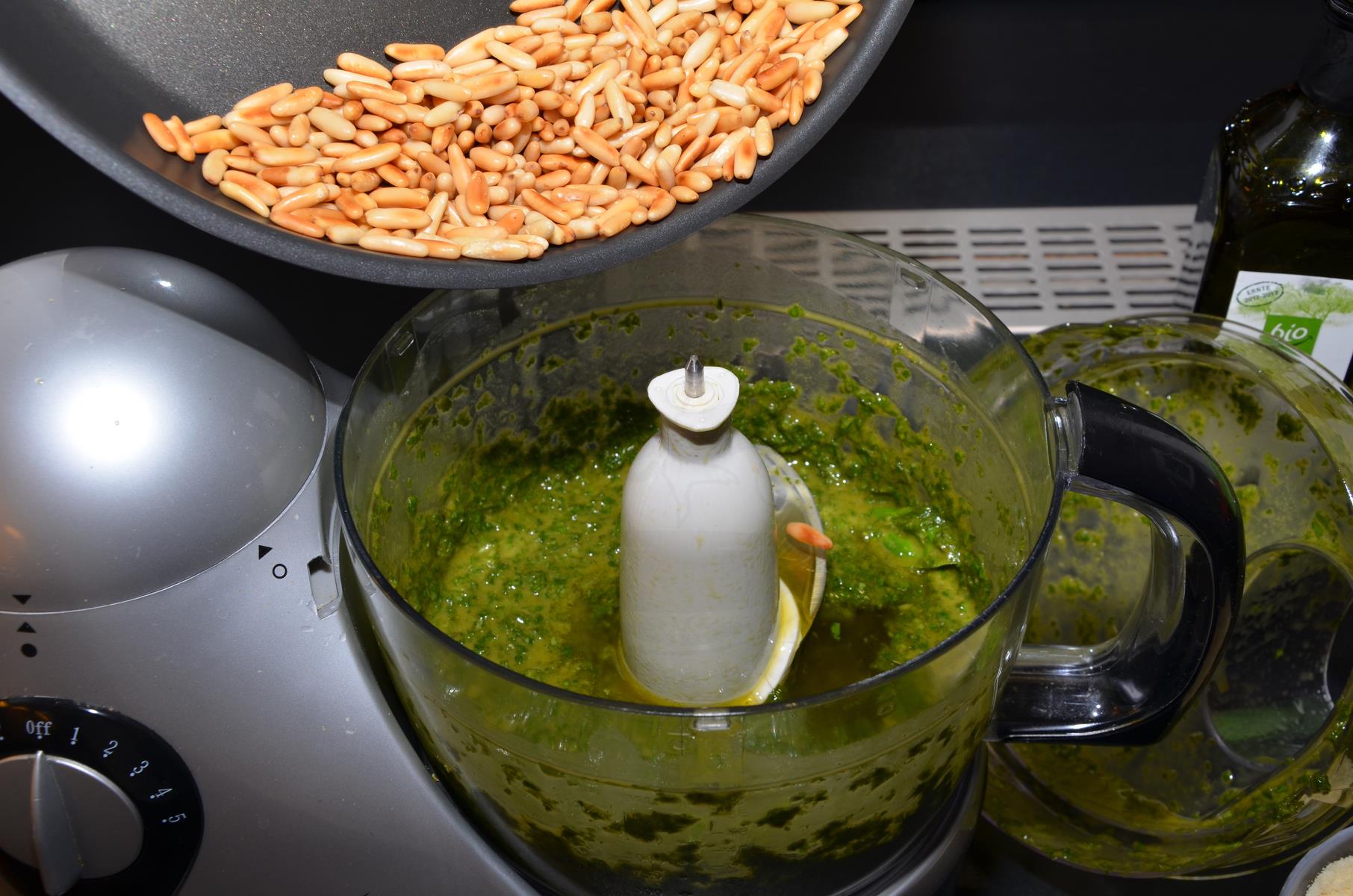 Basilikumpesto – Der Klassiker aus besten Zutaten – Natürlicher ... Basilikumpesto – Der Klassiker aus besten Zutaten – Natürlicher ...