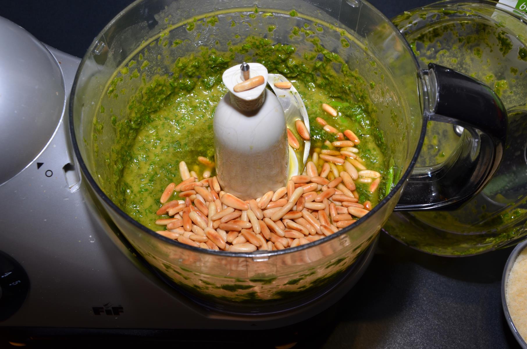 Basilikumpesto – Der Klassiker aus besten Zutaten – Natürlicher ... Basilikumpesto – Der Klassiker aus besten Zutaten – Natürlicher ...