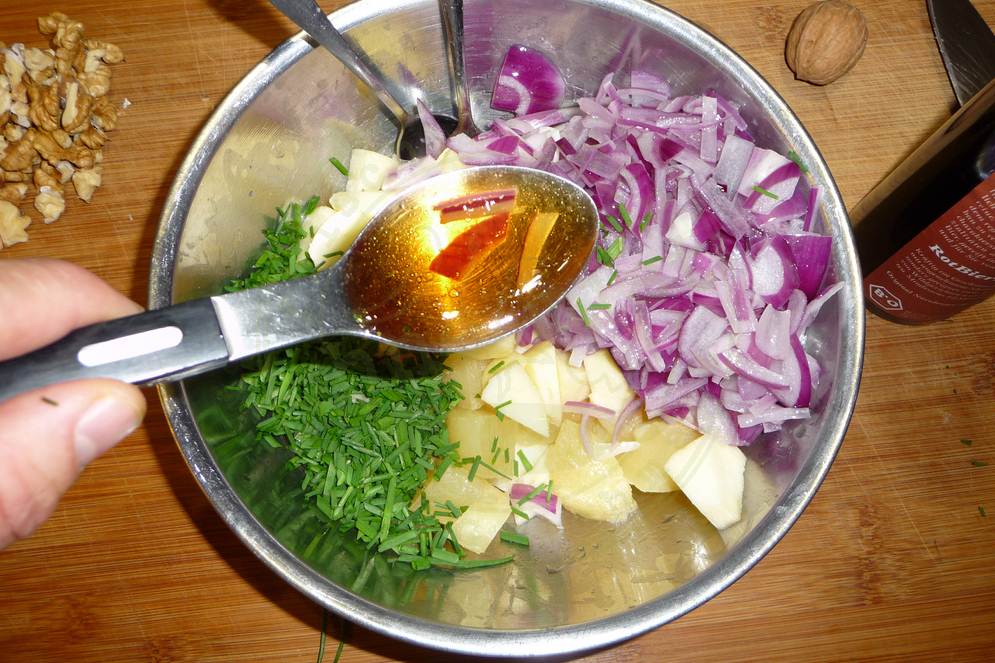 Handkasesalat Mit Roter Zwiebel Apfel Und Walnuss Ohne Mist 