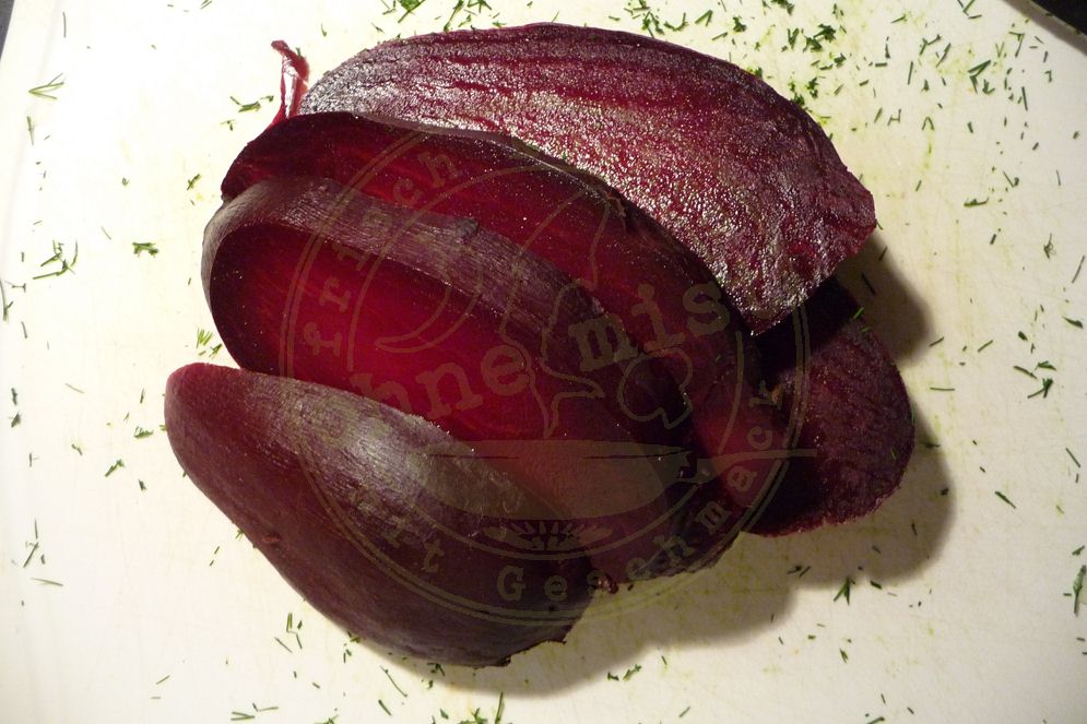 Rote Beete mit Röstzwiebeln, Sauerahm, Meerrettich und Dill – Ein ...