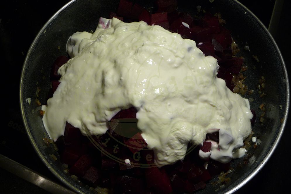 Rote Beete mit Röstzwiebeln, Sauerahm, Meerrettich und Dill – Ein ...