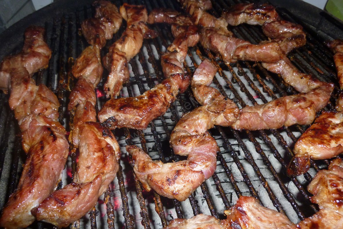 Barbecue: Geröstetes Schweinefleisch – saftiger Schweinenacken mal ...