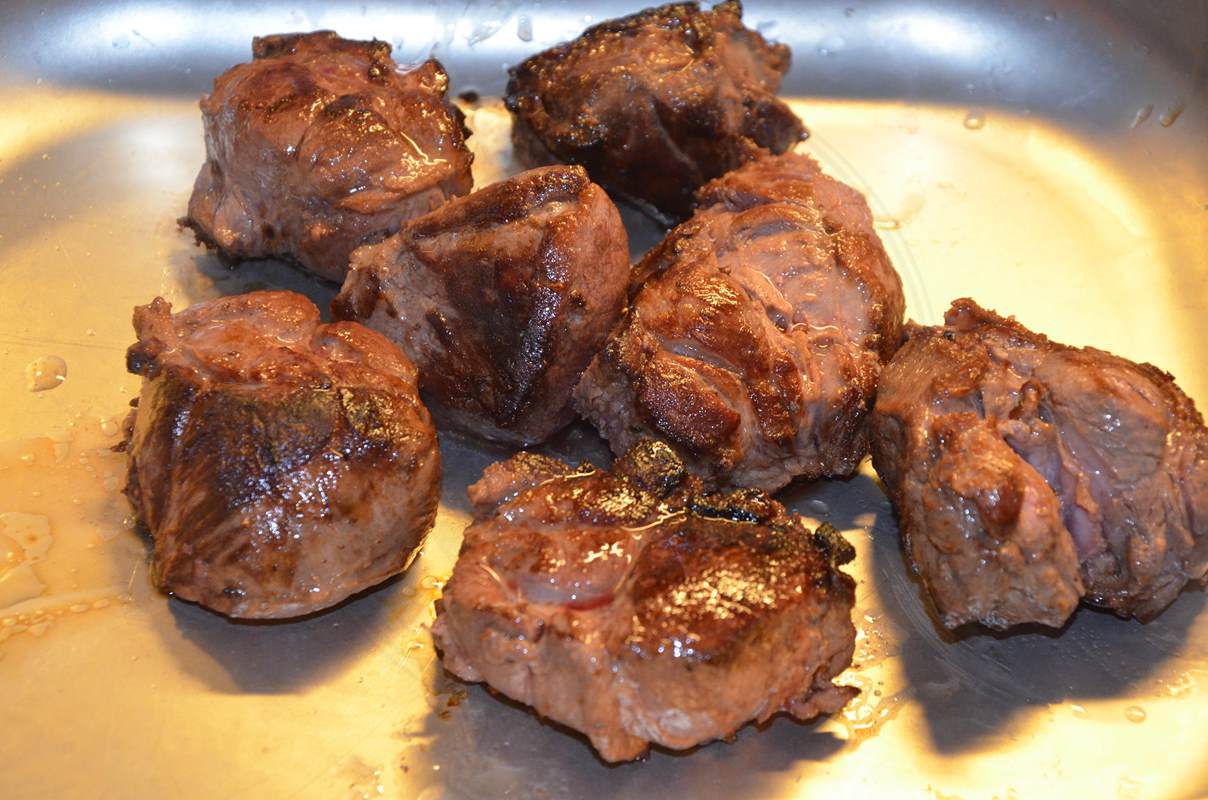 Wildschweinragout mit Wacholder-Preiselbeersauce – Essen aus dem Wald ...