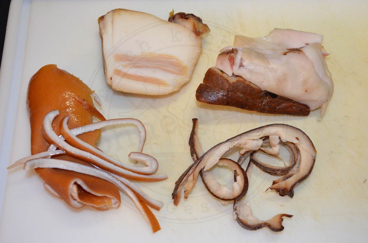 Wildschweinragout mit Wacholder-Preiselbeersauce – Essen aus dem Wald ...