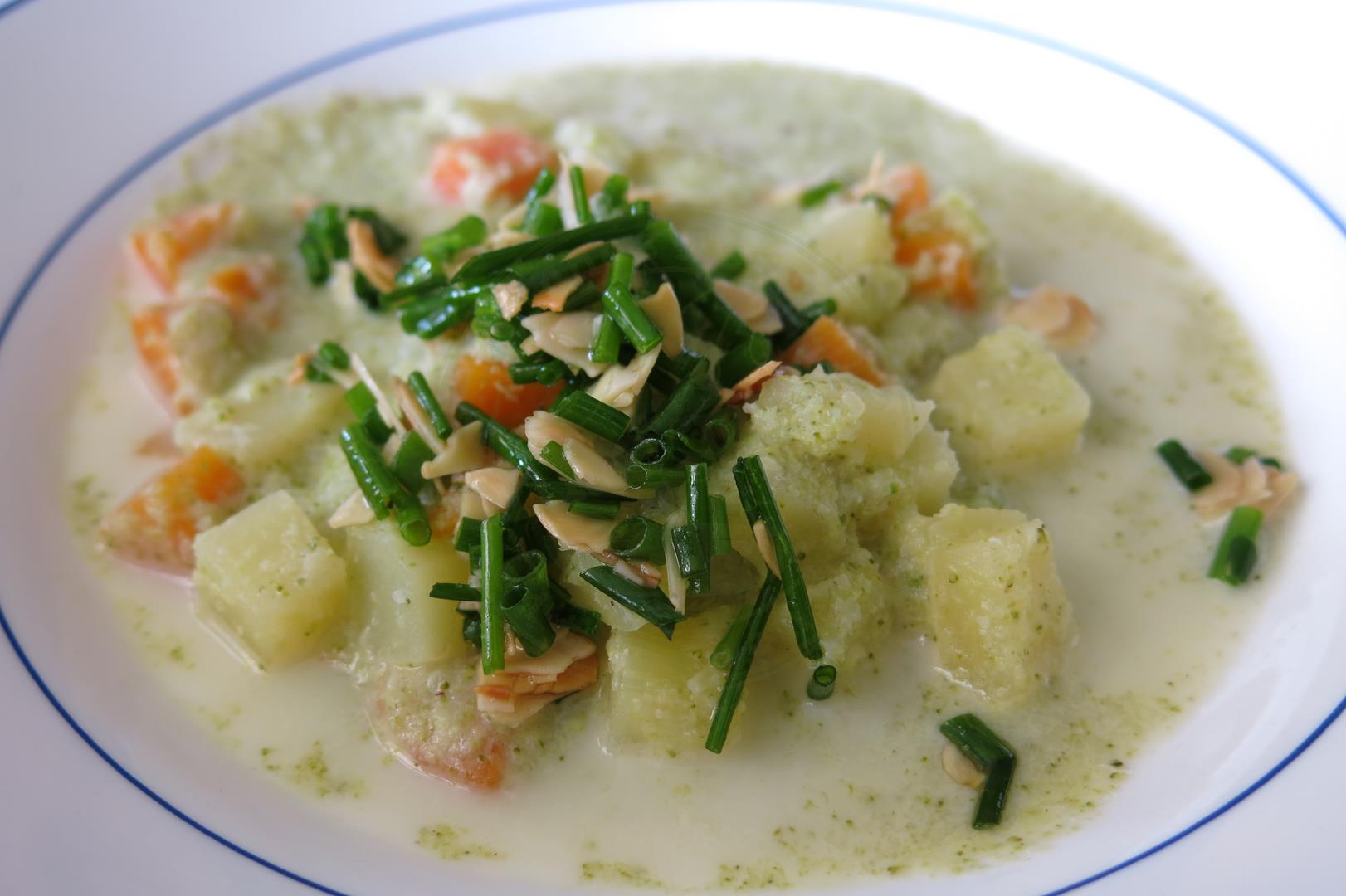 Brokkoli-Cremesuppe mit Kartoffeln, Karotten und Schnittlauch-Mandel ...