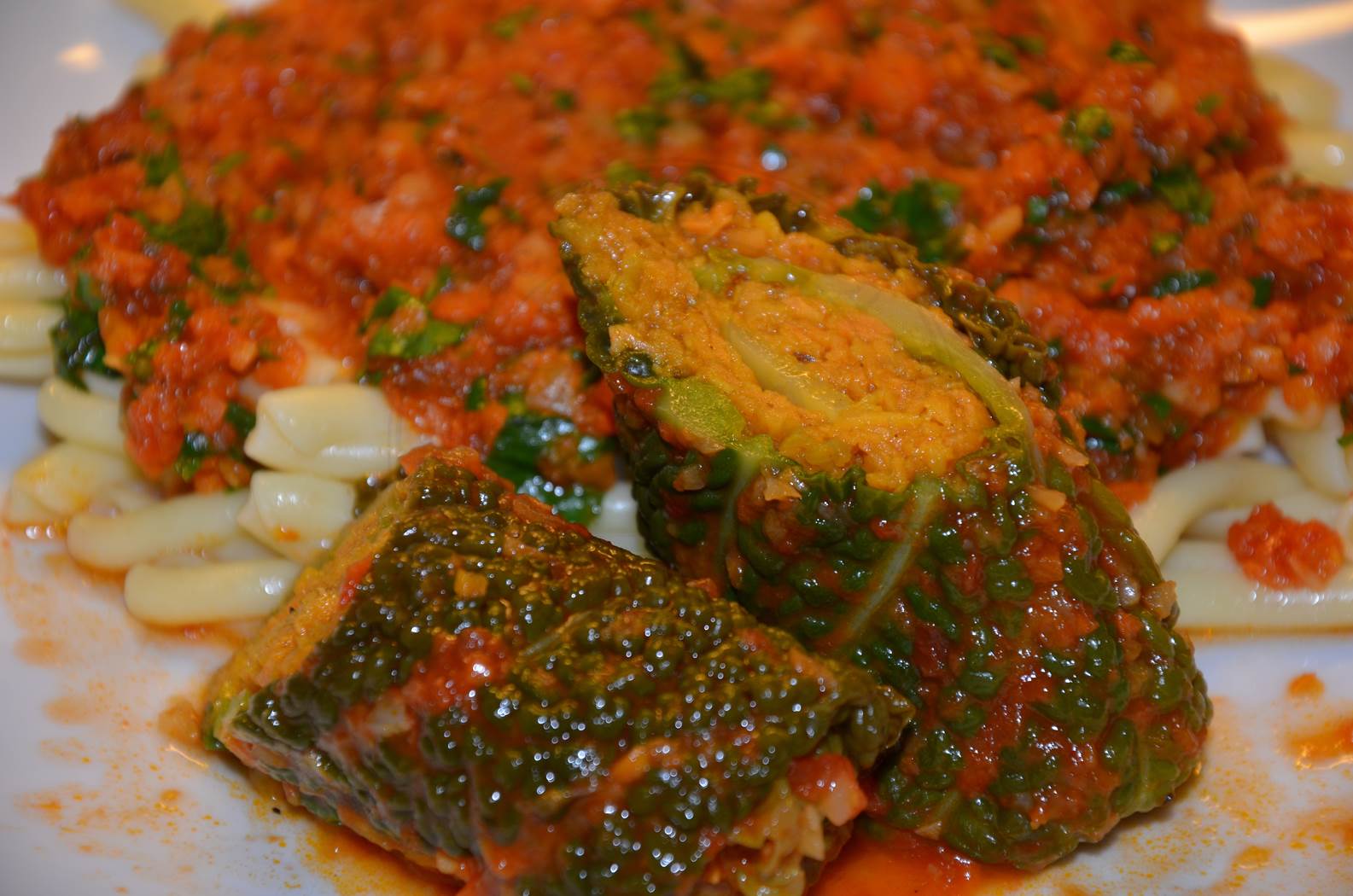 Wirsingroulade mit Süßkartoffel-Füllung in Tomatensauce – Iss bunt ...