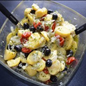 Mediterraner Kartoffelsalat – mit Weißwein, Rosmarin, Oliven und getrockneten Kirschtomaten