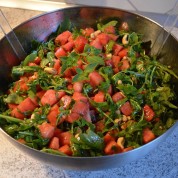 Wassermelonensalat mit Rucola, Minze und gerösteten Cashewkernen – Sommerhit kühl und knackig!