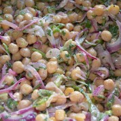 Salat von Kichererbsen, Erdnuss und karamellisierter roter Zwiebel – Rezept aus Taranaki, Neuseeland